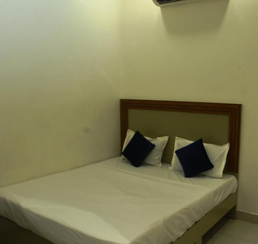 Hotel J K And Restaurant Couple Friendly