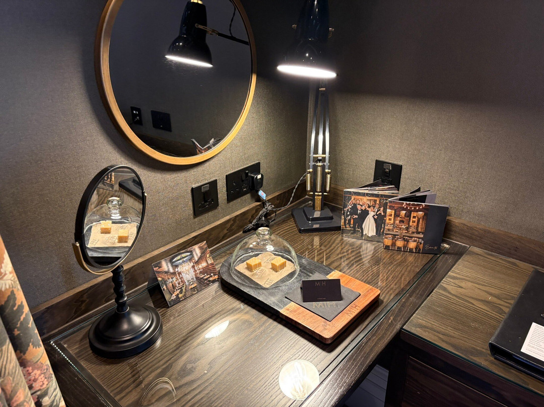 Manor House Lindley主图