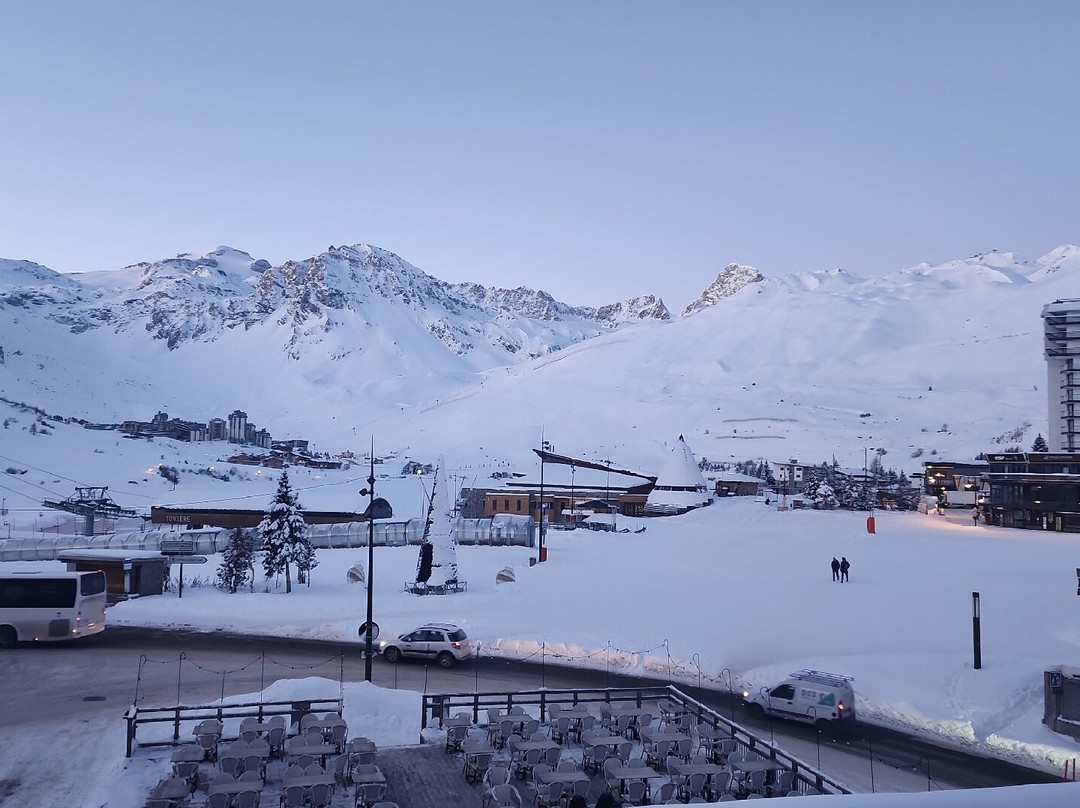 雷福斯酒店主图