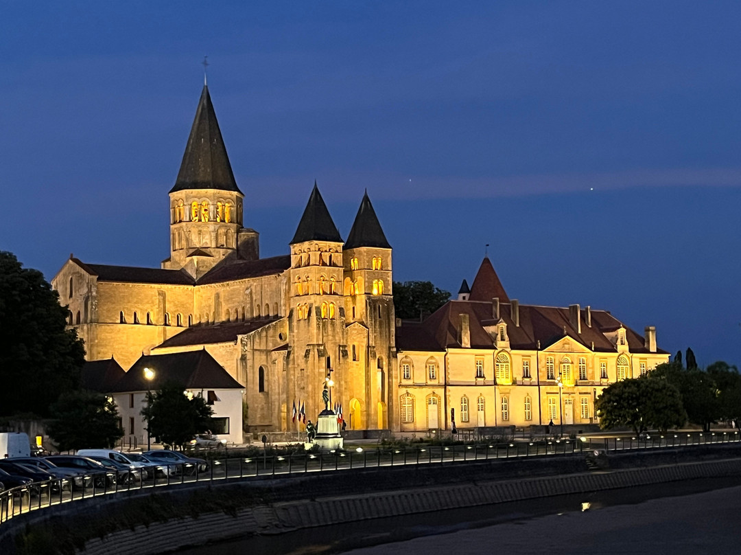 Basilique du Sacré-Coeur-Paray Le Monial必去景点