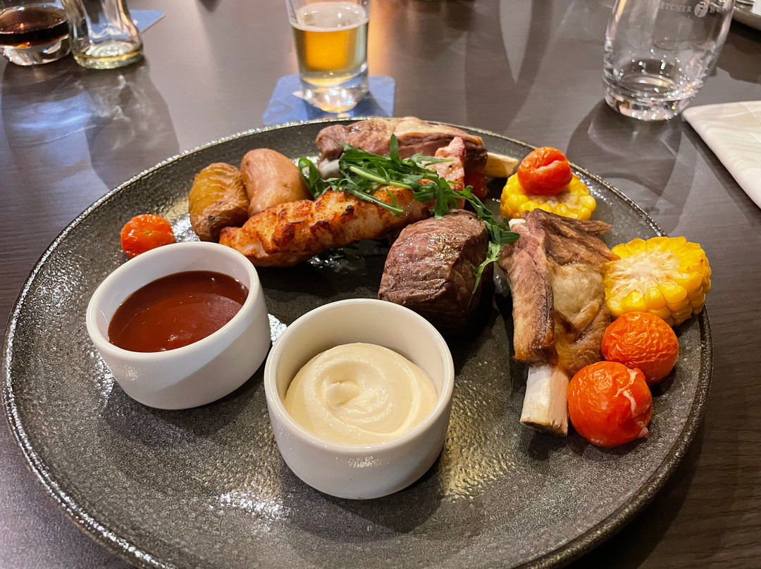 金色郁金香酒店主图