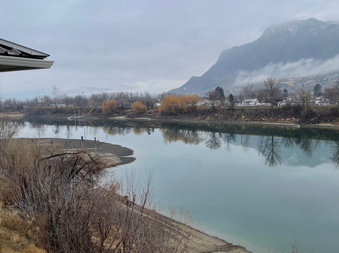 河畔套房酒店主图