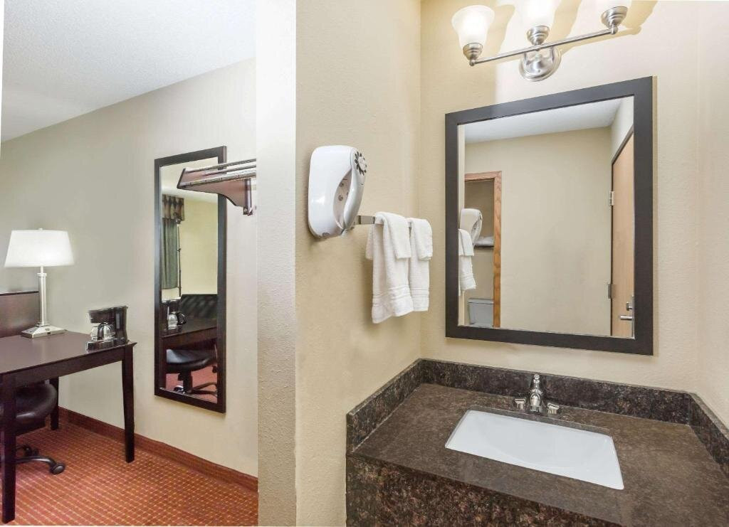 Western Inn & Suites