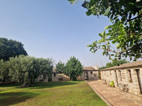 纳卡里诺农庄酒店-旅行者