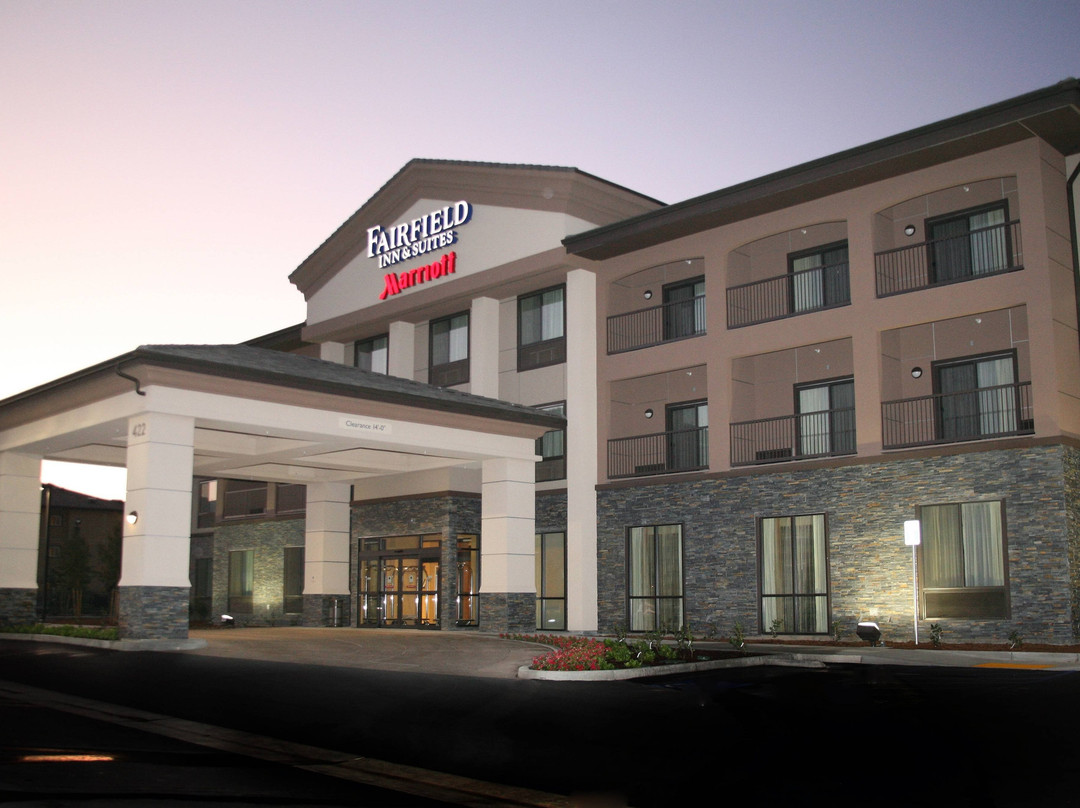 特哈查比费尔菲尔德客栈&套房酒店主图