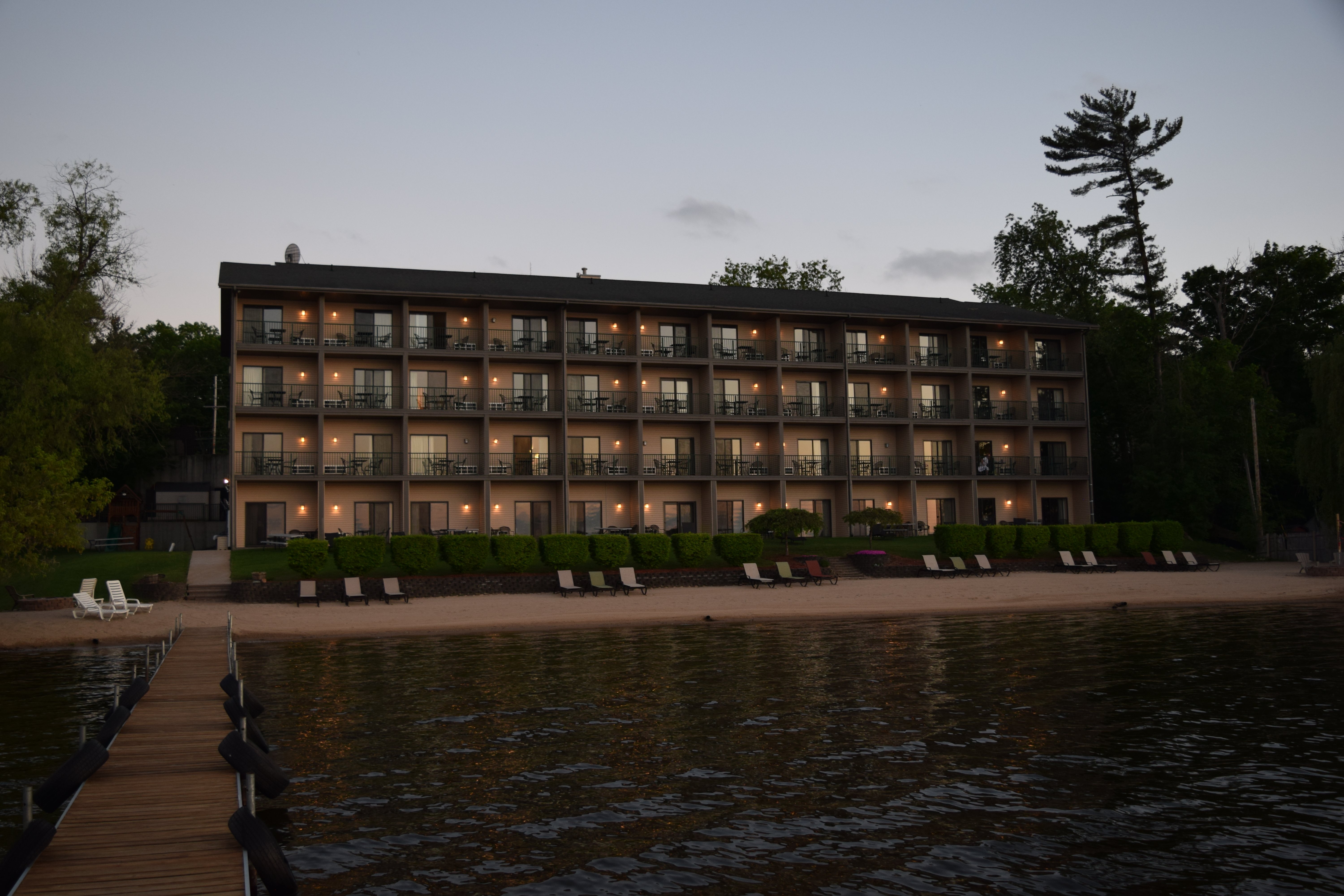 Beachfront Hotel Houghton Lake-官方