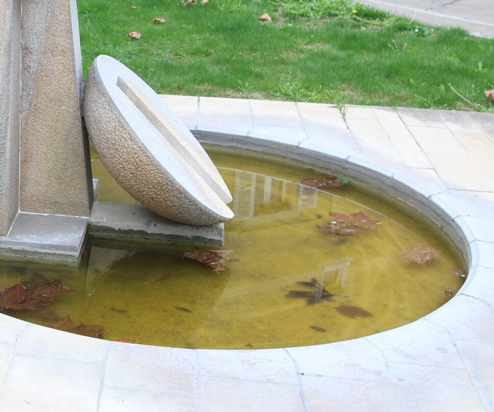 Fontaine Fleure De Pierre景点图片