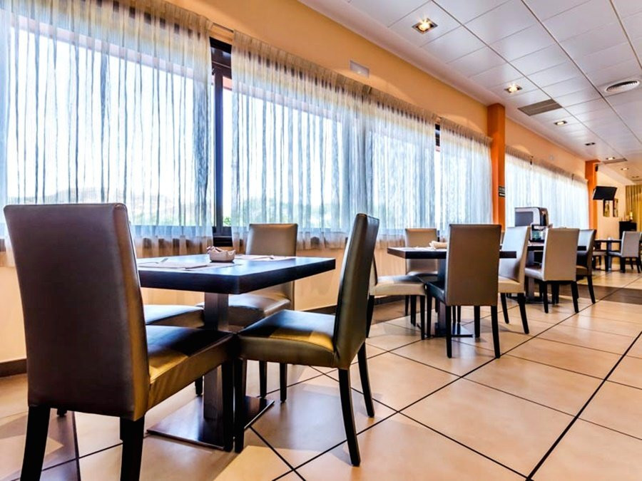 阿尔卡拉广场酒店主图