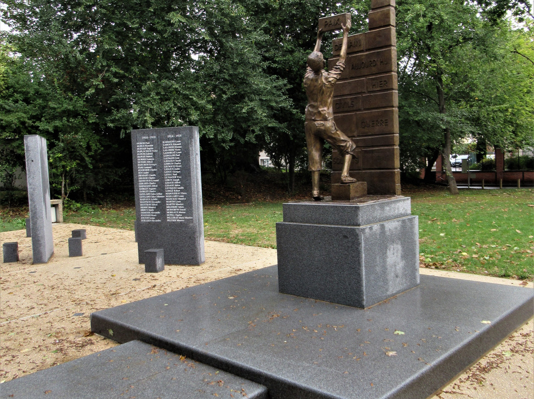 Monument Aux Morts-戈内斯必去景点