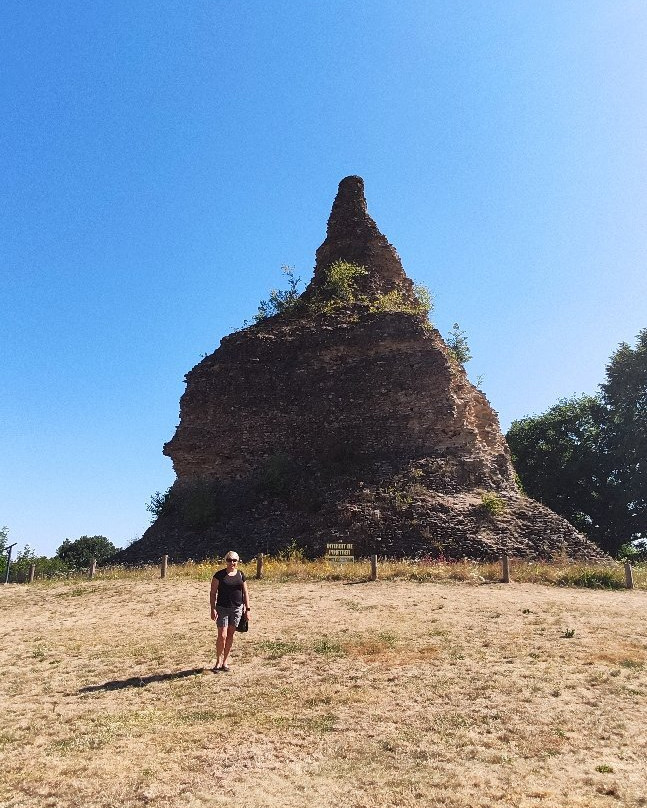 Pyramide de Couhard景点图片