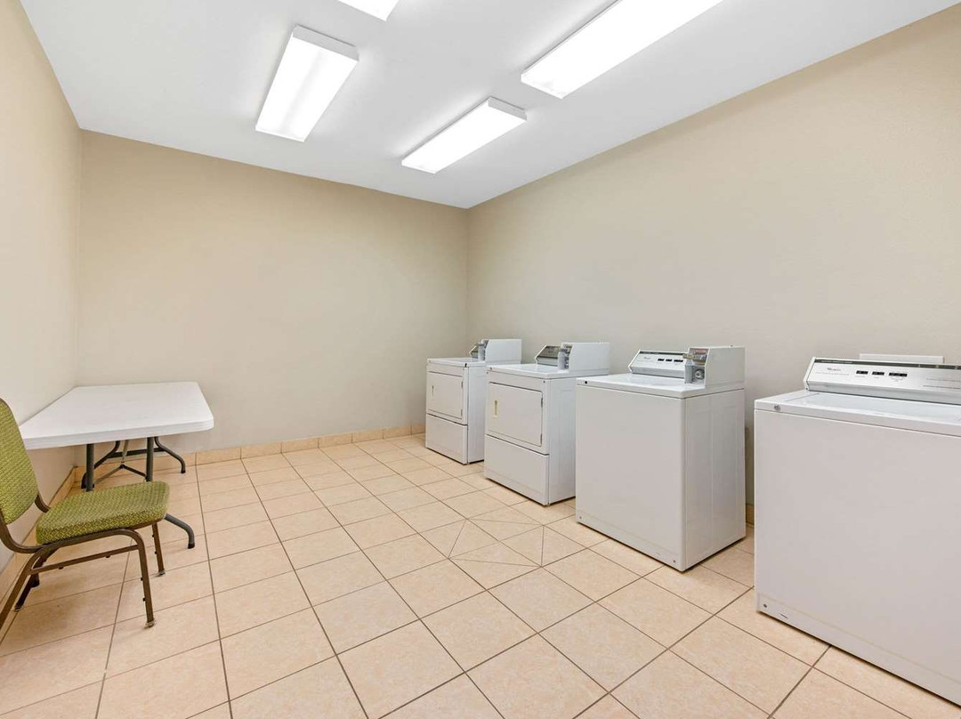 La Quinta Inn & Suites by Wyndham Bridge City主图