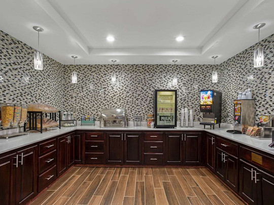 普雷恩菲尔德快捷假日酒店主图