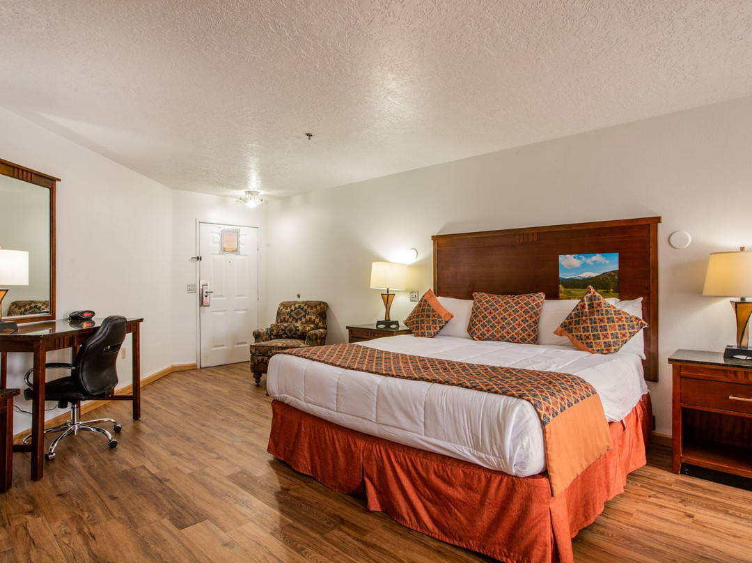 Sandia Peak Inn Old Town ABQ, a Howard Johnson by Wyndham主图