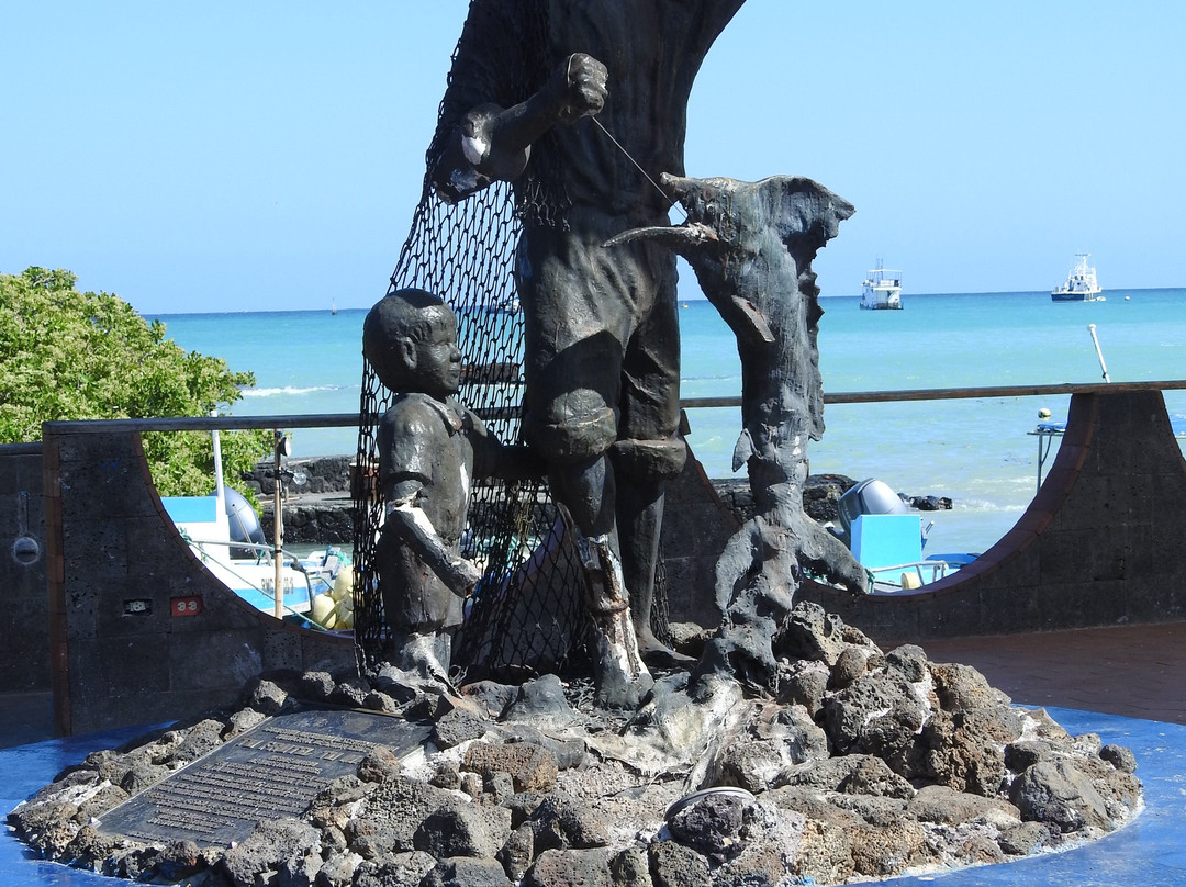 Monumento al Pescador Galapagueño-阿约拉港必去景点