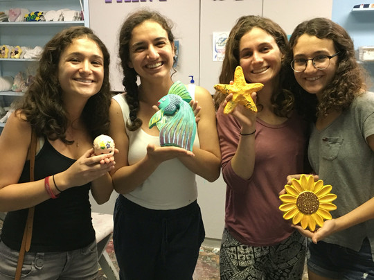 Plaster Carousel Fun Painting Studio-科勒尔斯普林斯必去景点