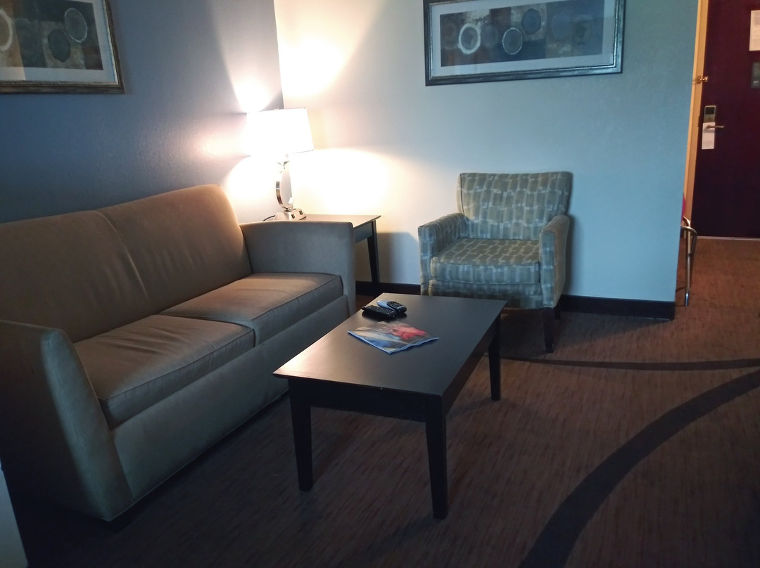 Greenfield Inn & Suites主图