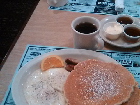 Dino's Family Restaurant主图