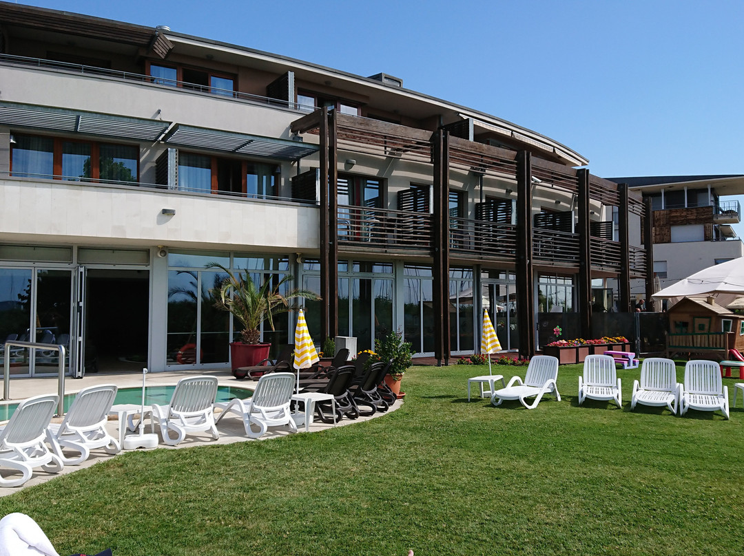 Hotel Golden Lake Resort主图