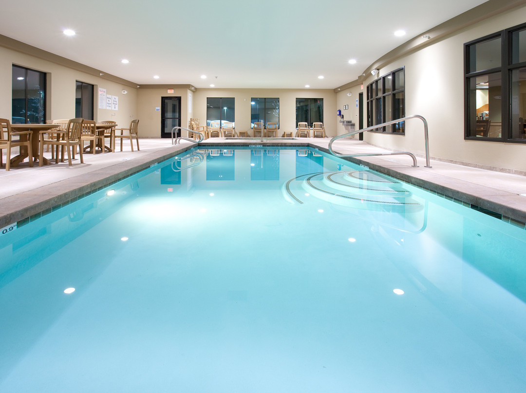 兰德快捷假日&套房酒店主图