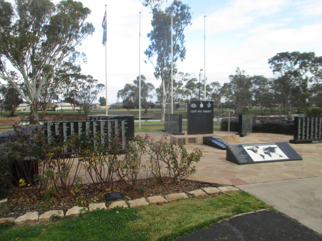 Horsham & District War Memorial & Cenotaph-霍舌姆必去景点