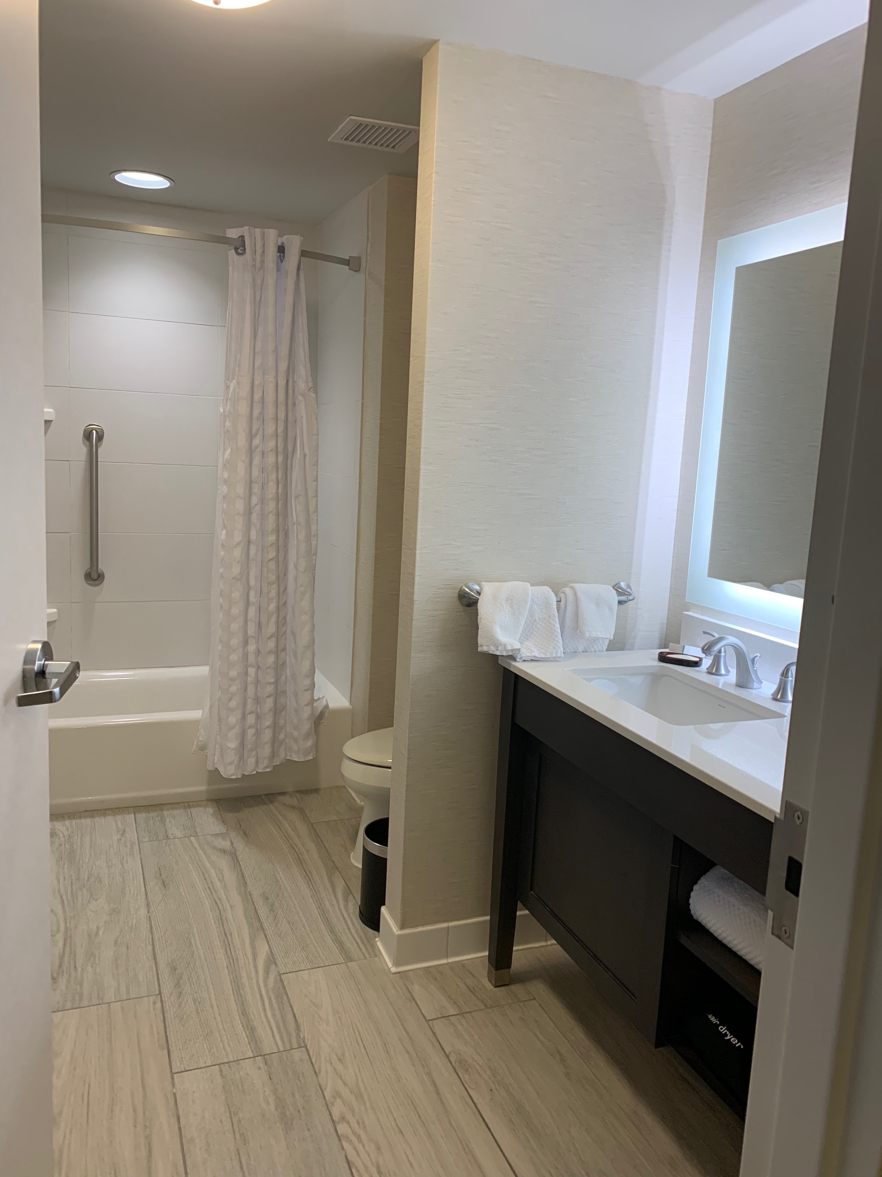 Embassy Suites by Hilton Greenville Downtown Riverplace-浴室