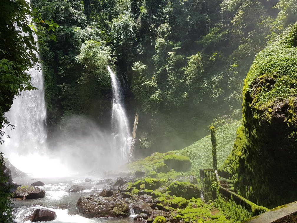 Tekaan Telu Waterfall景点图片