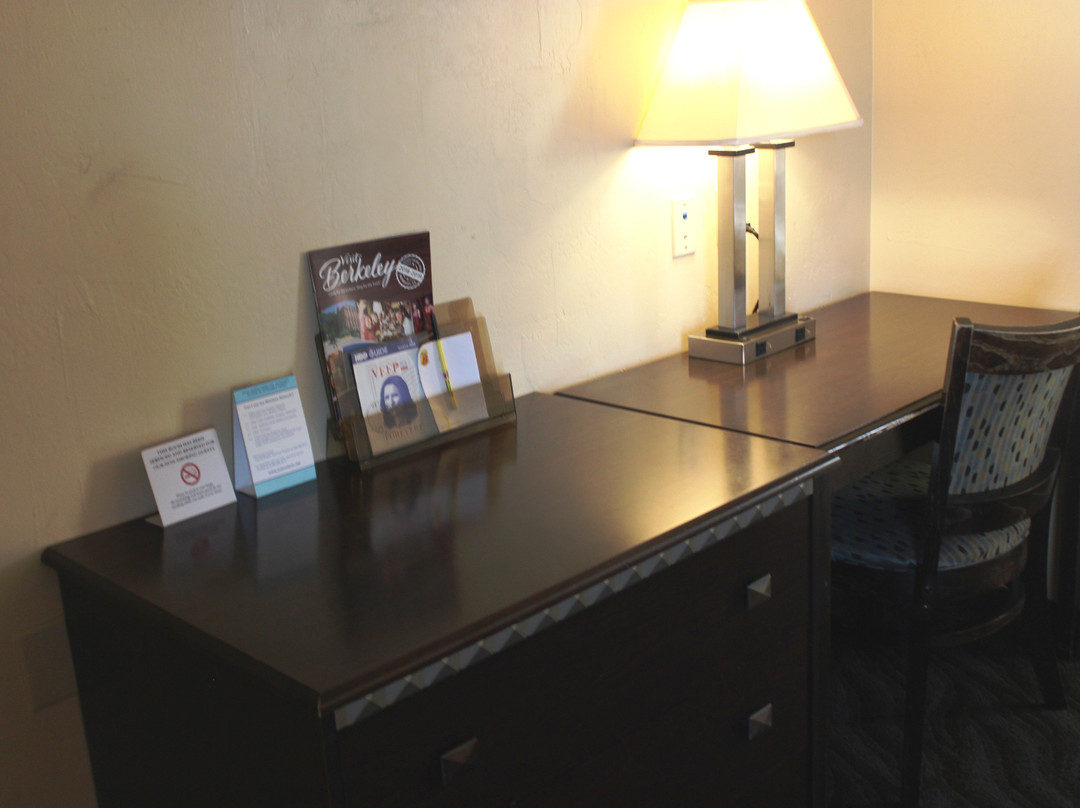 伯克利速8酒店主图