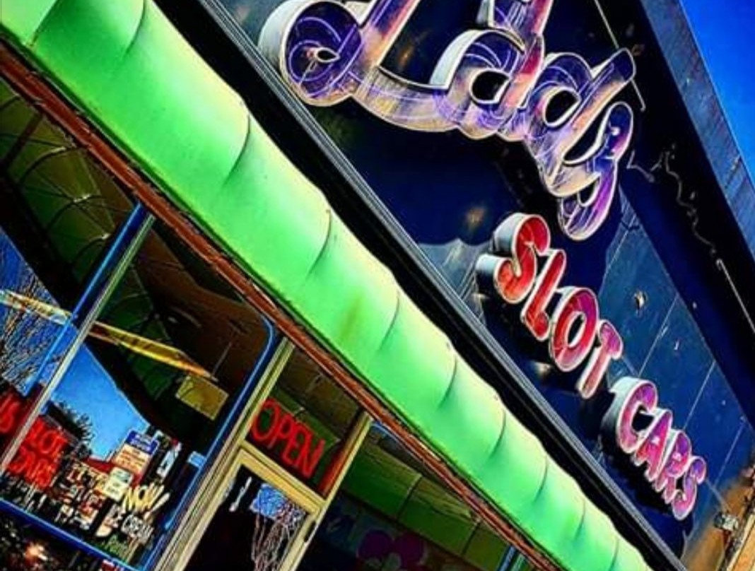 Dad's Slot Cars-德斯普兰斯必去景点