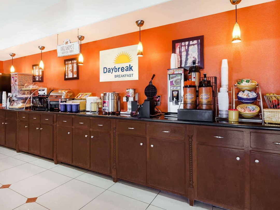 Days Inn & Suites by Wyndham Marquez主图