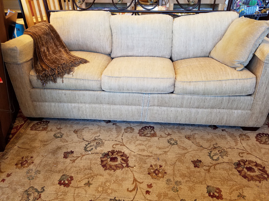 Finding Treasures for a Cure Thrift & Antique Store-林伍德必去景点