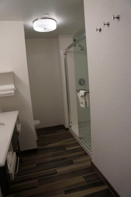 Hampton Inn & Suites Franklin Berry Farms-浴室