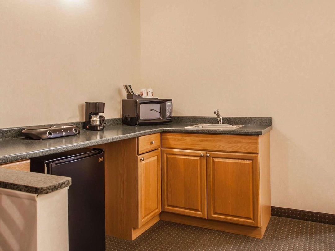 埃尔金康福特套房酒店主图