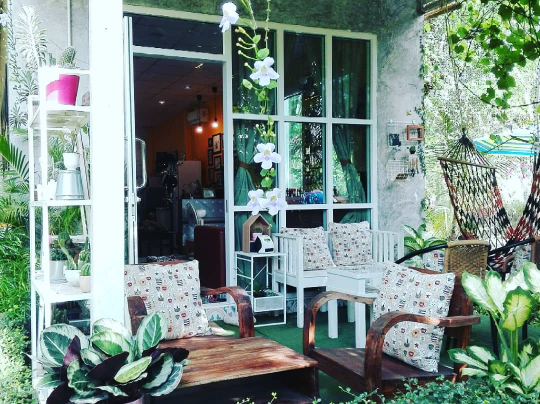 Tha Sai Luat餐馆和美食-This Is A Book. Coffee & Library Bar