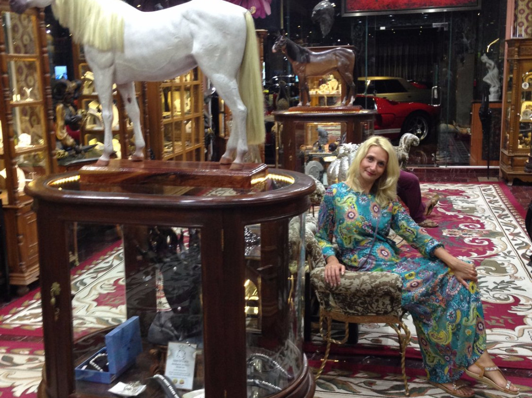 Classic Car Showroom & Jewelry Boutique景点图片