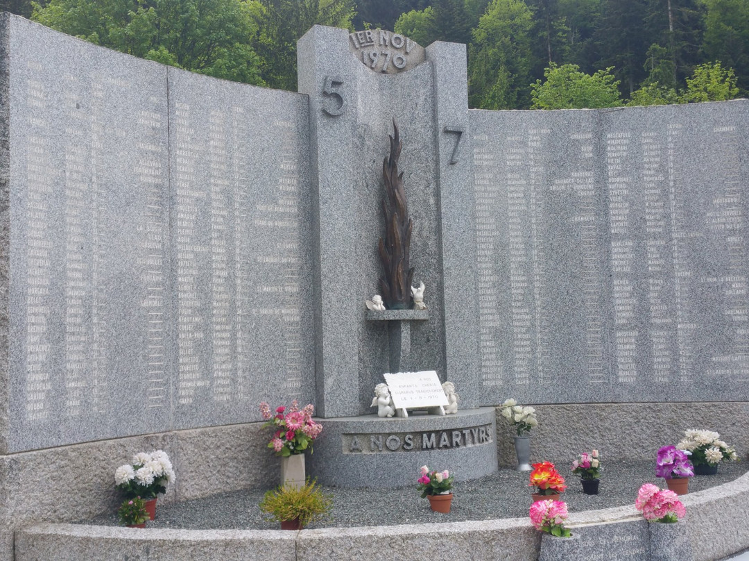 Mémorial aux Victimes de L'Incendie du 5-7景点图片