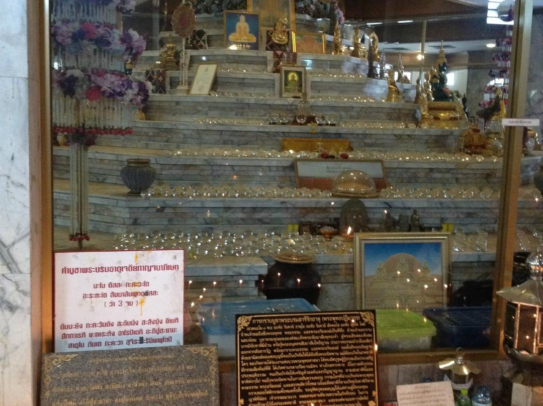 Chedi Phra Borommasaririkkathat Khao Kho景点图片