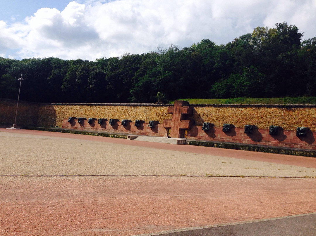Le Mont-Valérien French Memorial to Resistance Martyrs-叙雷讷必去景点