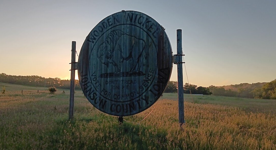 World's Largest Wooden Nickel-爱荷华城必去景点