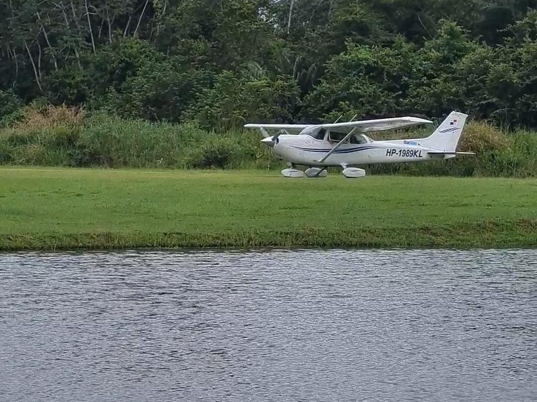 Lago Bay Airstrip景点图片