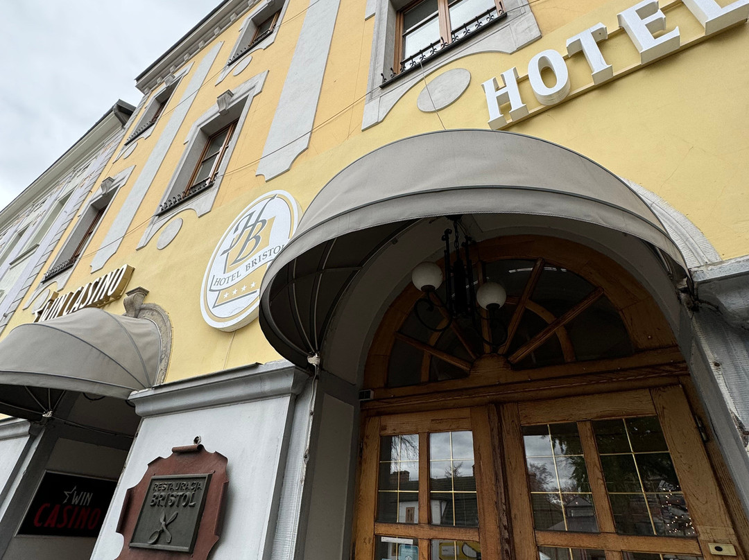 Bristol Hotel主图