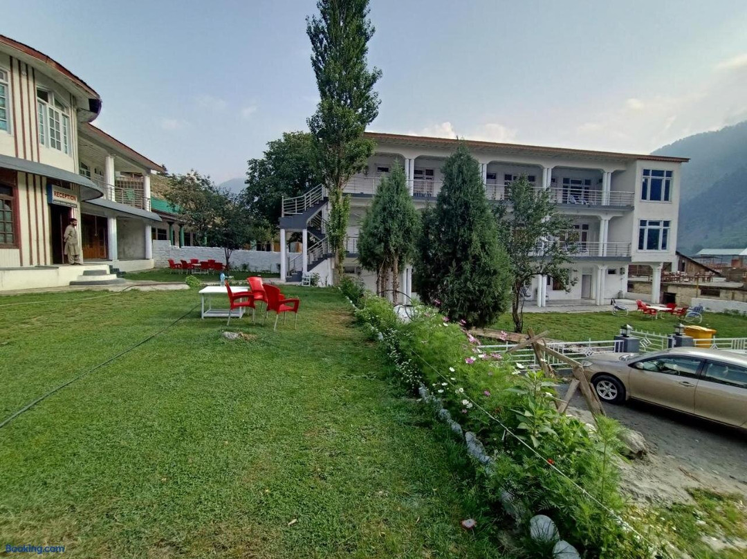 Four Star Hotel & Restaurant