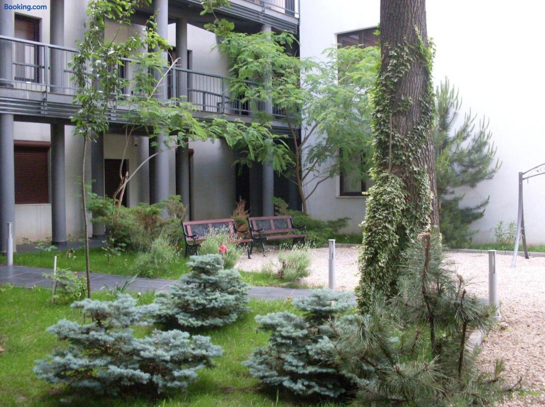 Club Topaz Apartments