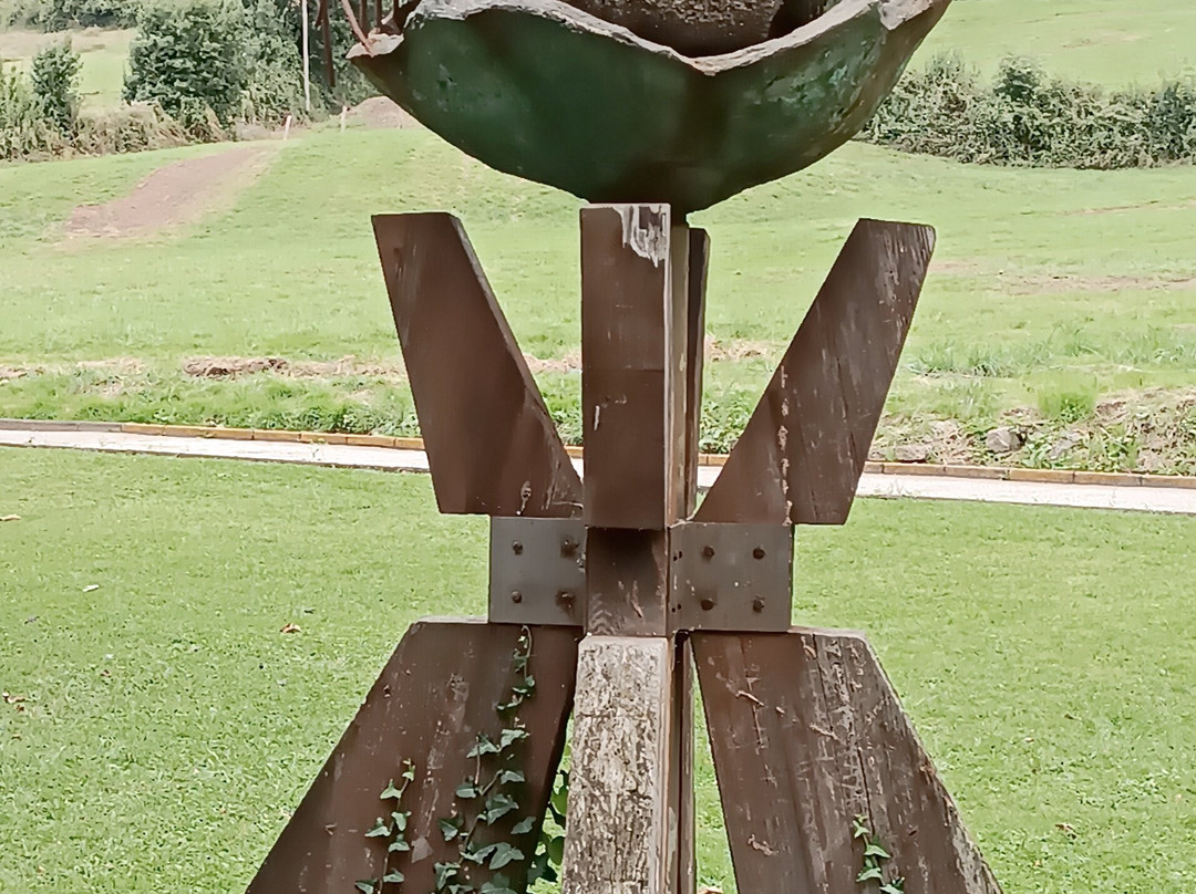 Escultura «manzana»-比拉维西奥萨必去景点