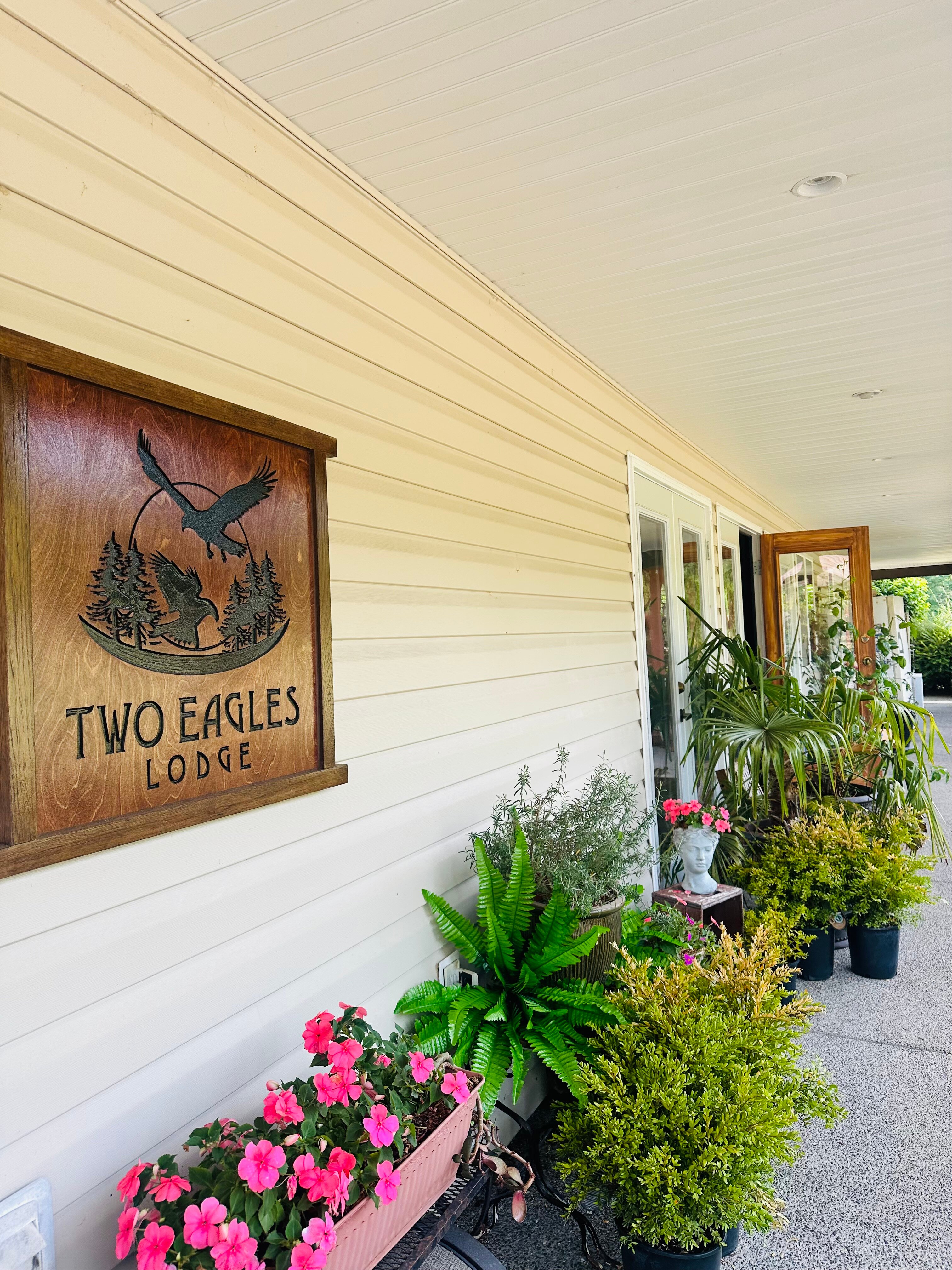 Two Eagles Lodge-官方