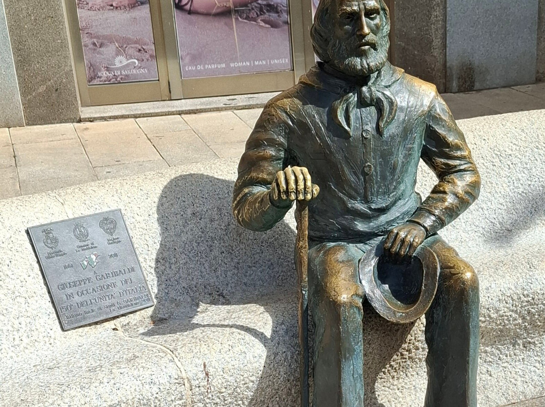 Monumento A Garibaldi-Maddalena Spiaggia必去景点