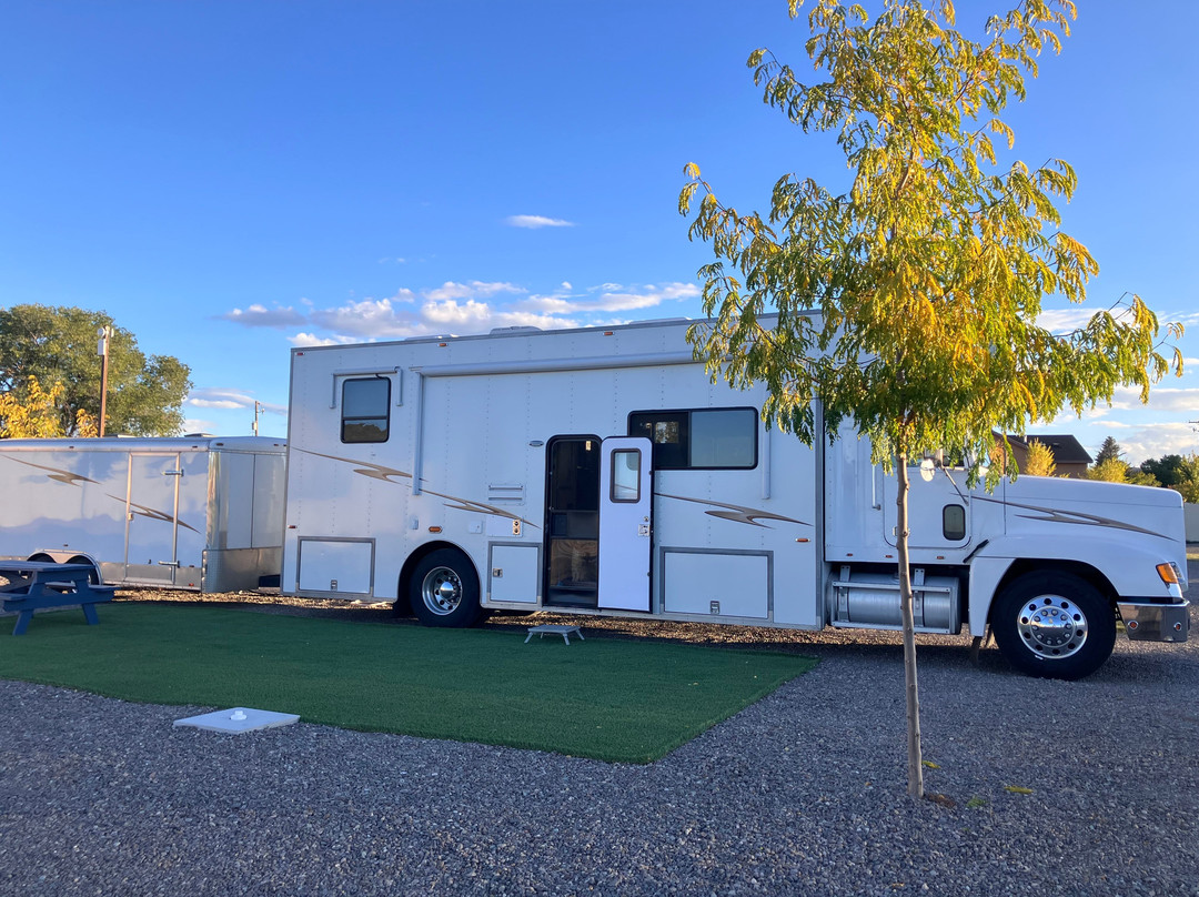 Henrie's Hitch-N-Post RV Resort