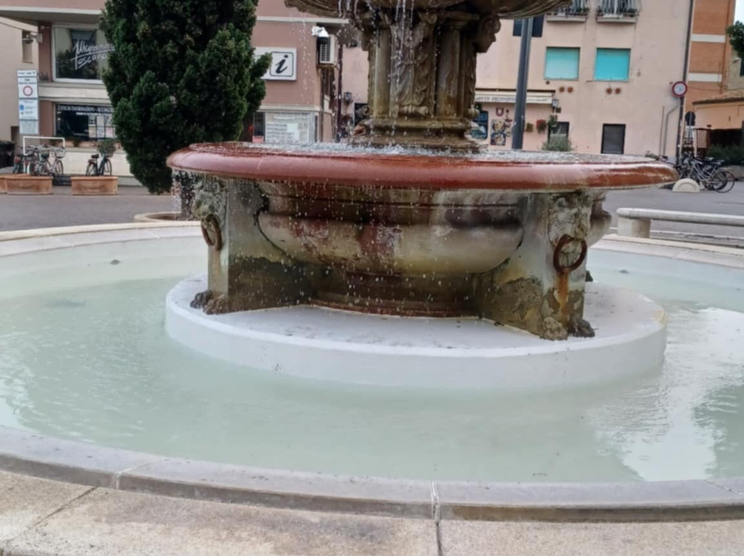 Fontana Piazza Garibaldi-Pian D'Alma必去景点