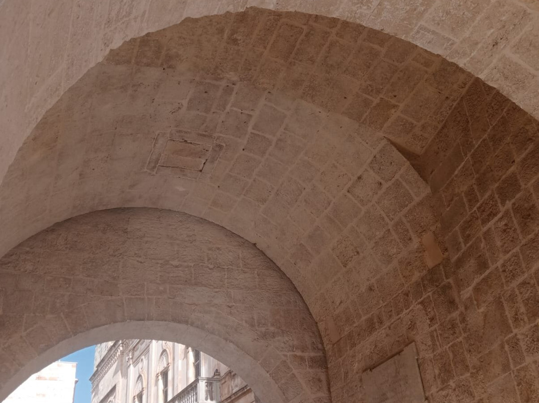 Arco Marchesale o Porta Grande-波利尼亚诺阿马雷必去景点