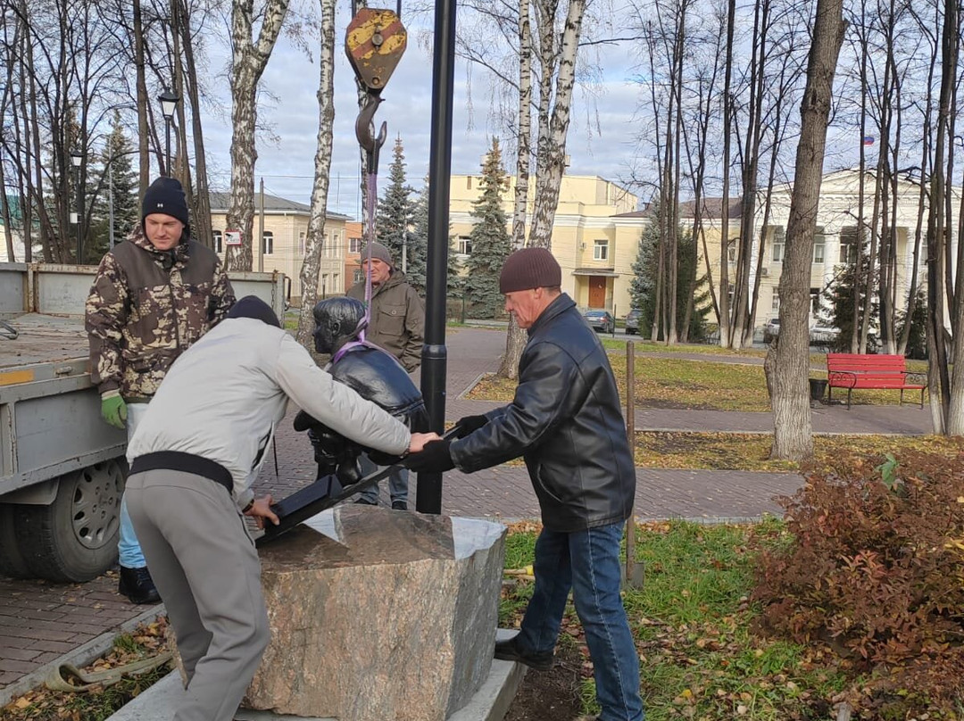 Gorshhiku Danile Zverevu Monument