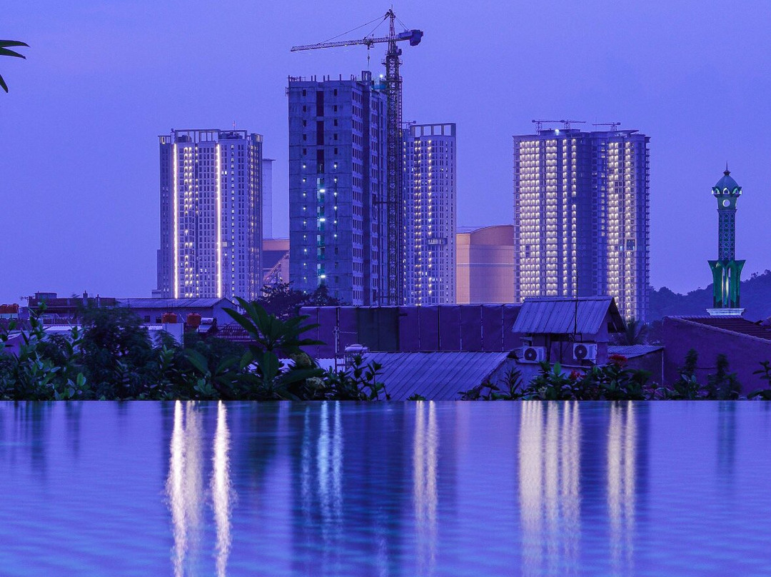 Avenzel Hotel and Convention Cibubur主图